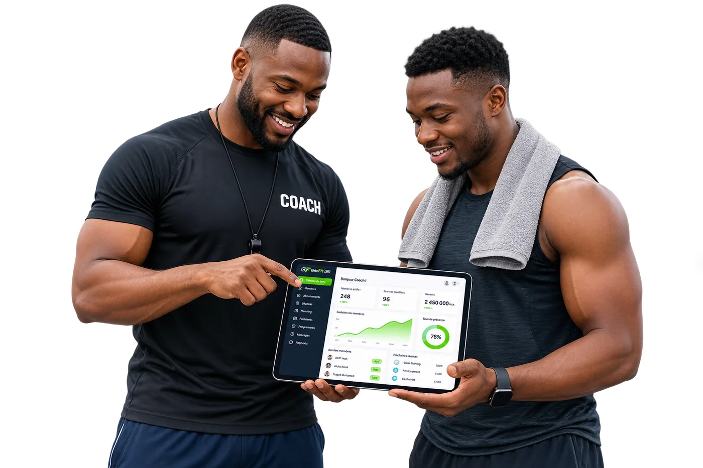 Un coach sportif présente le tableau de bord GesFit Pro à un client sur une tablette